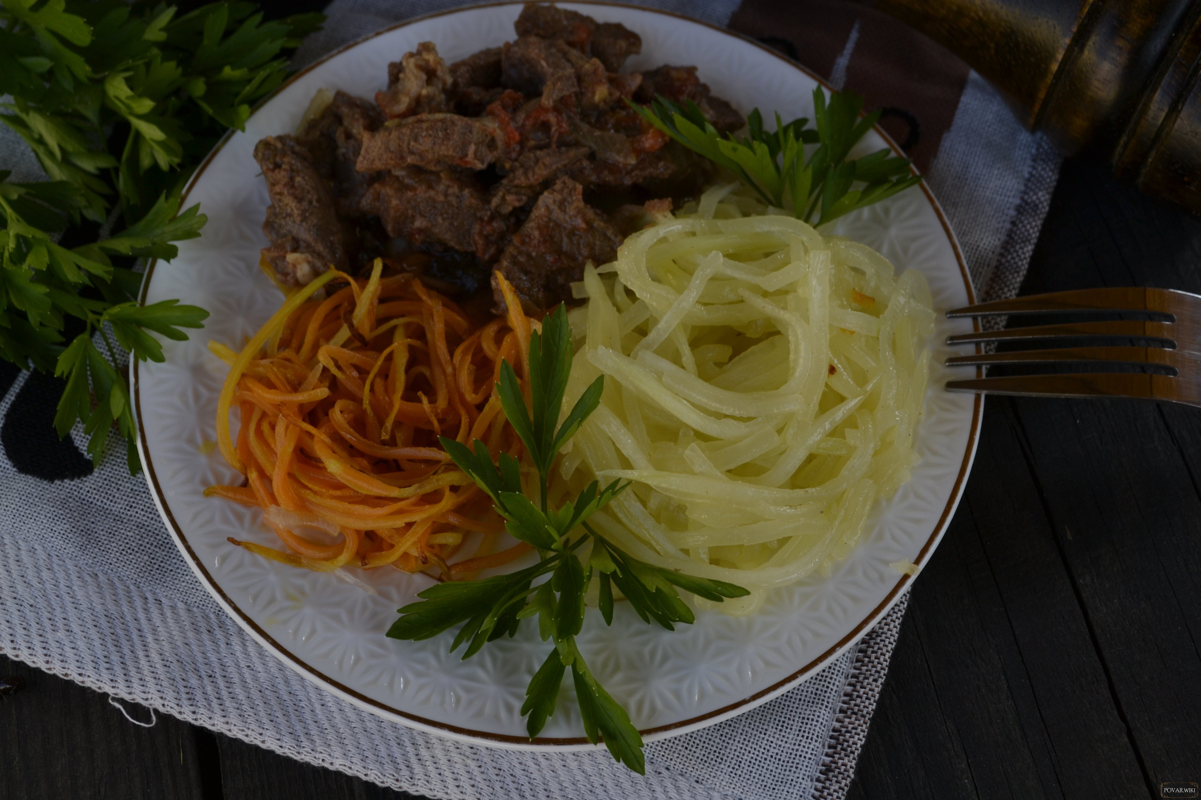 Тушеная говядина с гарниром спагетти из кабачков
