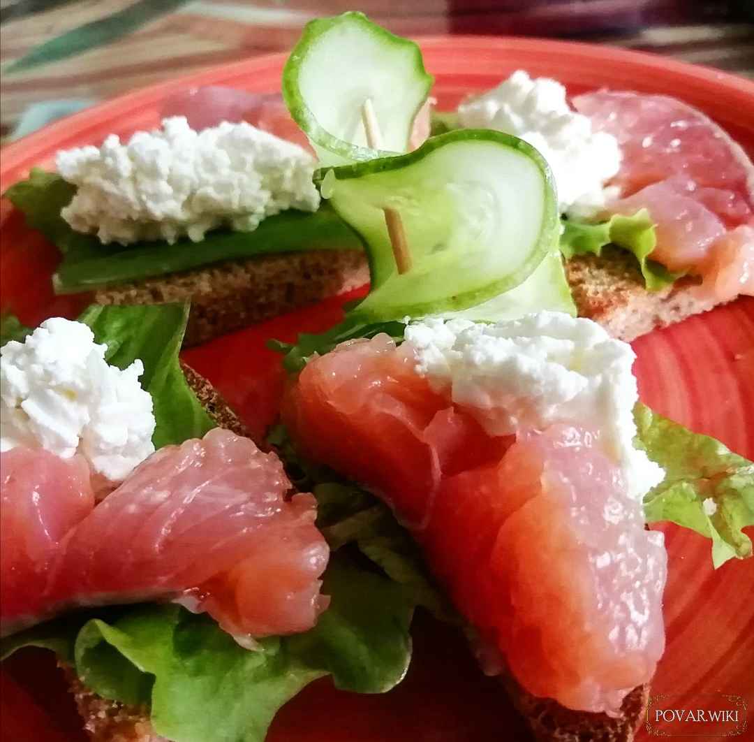 Рецепт домашних аппетитных бутербродов с соленым лососем, салатом и творожной заправкой