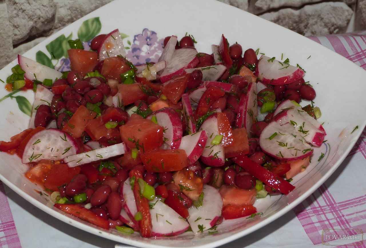 Салат «Красная феерия» со свежими овощами и консервированной фасолью